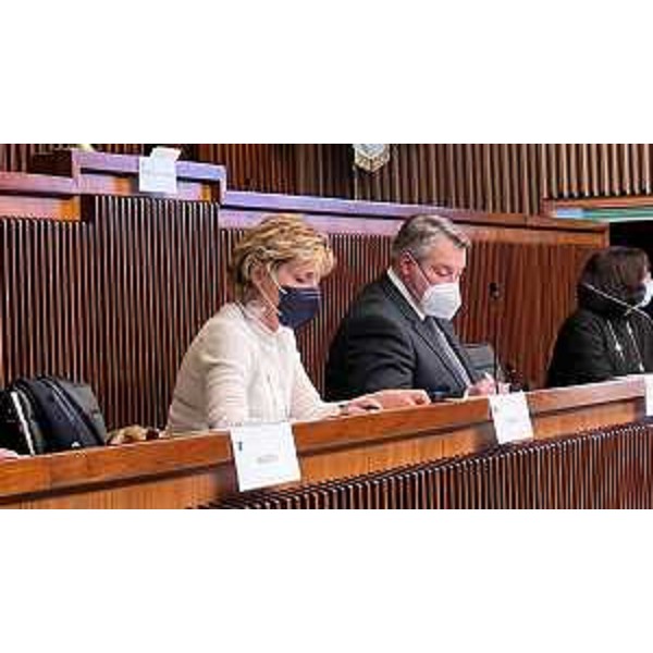 L'assessore alle Finanze Barbara Zilli (al centro) in Consiglio regionale. - L'assessore alle Finanze Barbara Zilli (al centro) in Consiglio regionale.