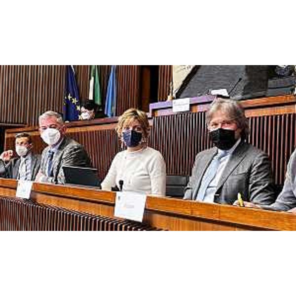 Gli assessori regionali alle Finanze, Barbara Zilli, e alle Attività produttive e Turismo, Sergio Emidio Bini in I commissione consiliare. - Gli assessori regionali alle Finanze, Barbara Zilli, e alle Attività produttive e Turismo, Sergio Emidio Bini in I commissione consiliare.