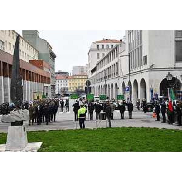 Lo schieramento delle penne nere in foro Ulpiano a Trieste per la cerimonia dei 100 anni della Sezione Corsi dell'Associazione nazionale alpini - Lo schieramento delle penne nere in foro Ulpiano a Trieste per la cerimonia dei 100 anni della Sezione Corsi dell'Associazione nazionale alpini