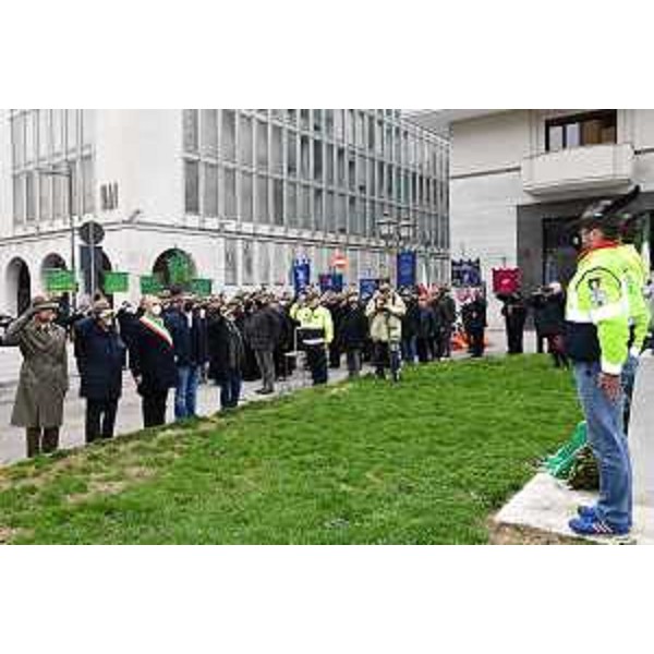 Le autorità di fronte al monumento ai caduti alpini in foro Ulpiano a Trieste - Le autorità di fronte al monumento ai caduti alpini in foro Ulpiano a Trieste