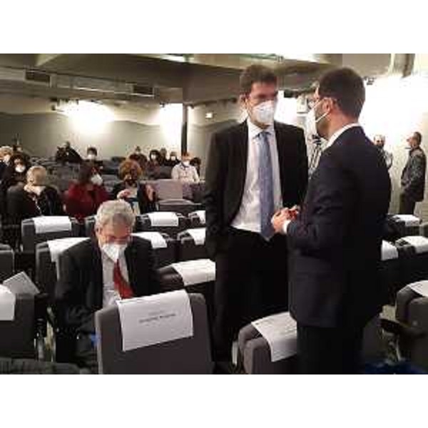 Furio Honsell (Open Fvg) seduto, in piedi Andrea Ussai (M5S) parla con il ministro Stefano Patuanelli - Furio Honsell (Open Fvg) seduto, in piedi Andrea Ussai (M5S) parla con il ministro Stefano Patuanelli