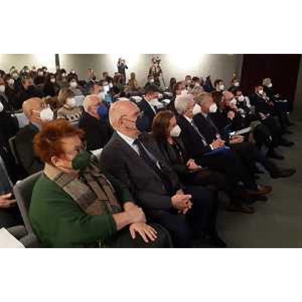 Il presidente Zanin e, in seconda fila, i consiglieri regionali Massimo Moretuzzo, Mauro Di Bert, Furio Honsell e Andrea Ussai - Il presidente Zanin e, in seconda fila, i consiglieri regionali Massimo Moretuzzo, Mauro Di Bert, Furio Honsell e Andrea Ussai