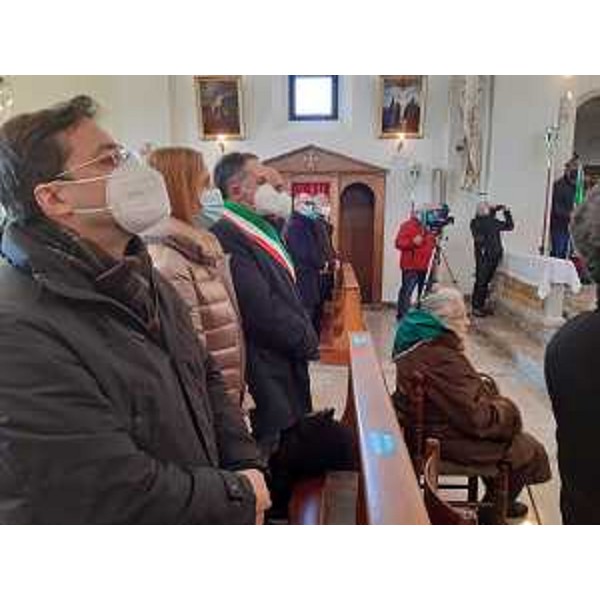 La messa nella chiesa parrocchiale di Canebola, in prima fila Paola Del Din - La messa nella chiesa parrocchiale di Canebola, in prima fila Paola Del Din