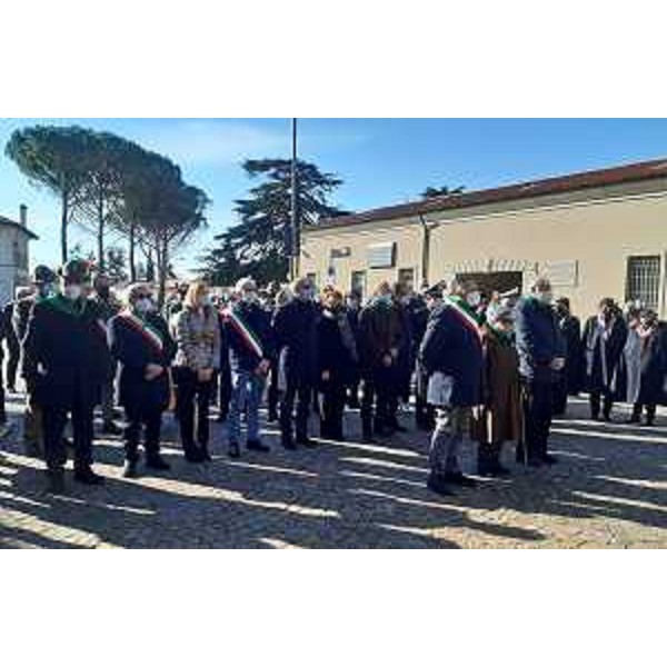 La cerimonia nella piazza di Faedis - La cerimonia nella piazza di Faedis