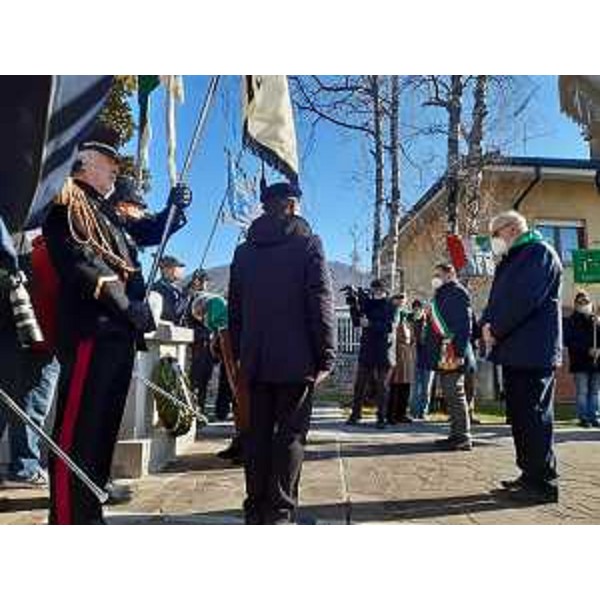 Paola Del Din e il presidente di Apo Udine, Roberto Volpetti, depongono una corona ai caduti di tutte le guerre - Paola Del Din e il presidente di Apo Udine, Roberto Volpetti, depongono una corona ai caduti di tutte le guerre