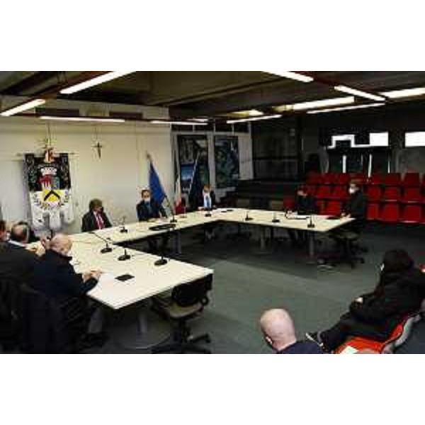 L'assessore Bini durante l'incontro al municipio di Forgaria del Friuli. - L'assessore Bini durante l'incontro al municipio di Forgaria del Friuli.