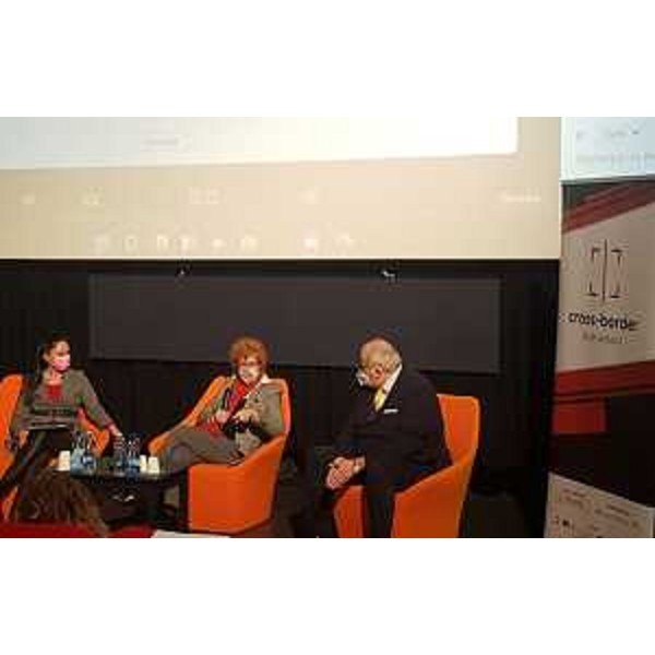Un momento della conferenza stampa. Al centro l'assessore alla Cultura Tiziana Gibelli - Un momento della conferenza stampa. Al centro l'assessore alla Cultura Tiziana Gibelli