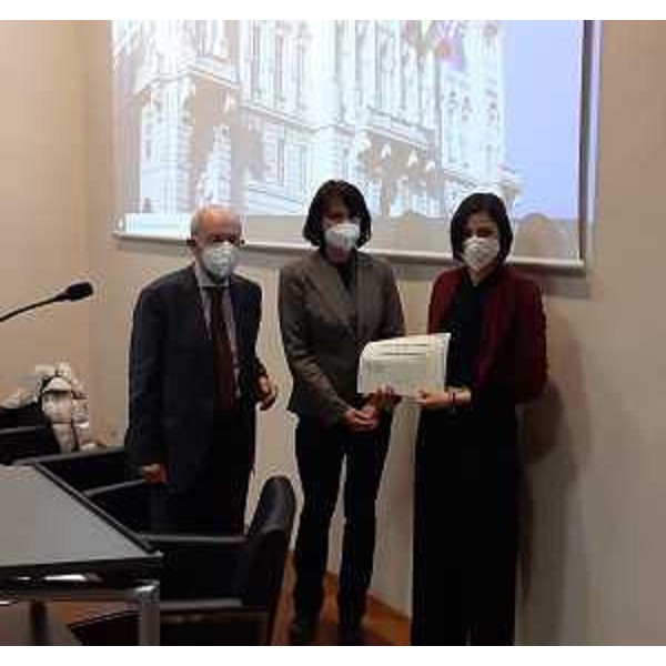 L'assessore regionale Alessia Rosolen, con il presidente della Consulta regionale disabili Mario Brancati, consegna il premio per la tesi di laurea ad Alessandra Romanello - L'assessore regionale Alessia Rosolen, con il presidente della Consulta regionale disabili Mario Brancati, consegna il premio per la tesi di laurea ad Alessandra Romanello
