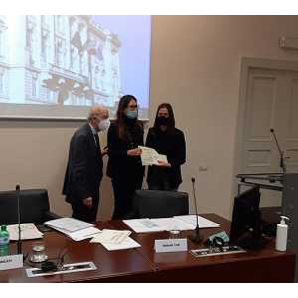 La presidente della Banca di Cividale Michela Del Piero, insieme al presidente della Consulta disabili Mario Brancati, consegna il premio per la tesi di laurea a Giulia Tusset - La presidente della Banca di Cividale Michela Del Piero, insieme al presidente della Consulta disabili Mario Brancati, consegna il premio per la tesi di laurea a Giulia Tusset
