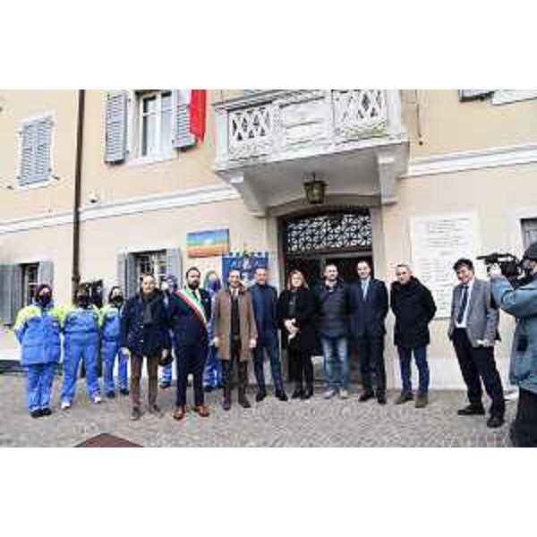 Il governatore Fedriga assieme ai soggetti coinvolti dall'intervento sul fiume Natissa ad Aquileia. - Il governatore Fedriga assieme ai soggetti coinvolti dall'intervento sul fiume Natissa ad Aquileia.