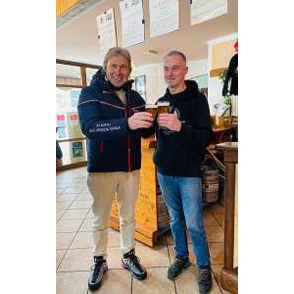 L'assessore regionale alle Attività produttive Sergio Emidio Bini insieme al titolare del birrificio Foglie d'Erba Gino Perissutti - L'assessore regionale alle Attività produttive Sergio Emidio Bini insieme al titolare del birrificio Foglie d'Erba Gino Perissutti