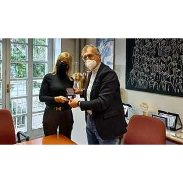 Il presidente del Cr Fvg, Piero Mauro Zanin, consegna una targa a Rossella Rizzatto, dirigente del liceo artistico Sello - Il presidente del Cr Fvg, Piero Mauro Zanin, consegna una targa a Rossella Rizzatto, dirigente del liceo artistico Sello