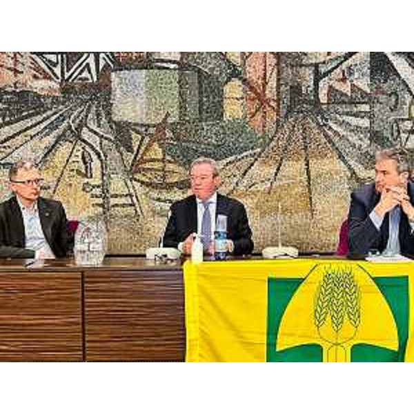 L'assessore regionale alle Risorse agroalimentari, Stefano Zannier, nella riunione con il Consiglio direttivo di Coldiretti Fvg, a Udine. - L'assessore regionale alle Risorse agroalimentari, Stefano Zannier, nella riunione con il Consiglio direttivo di Coldiretti Fvg, a Udine.