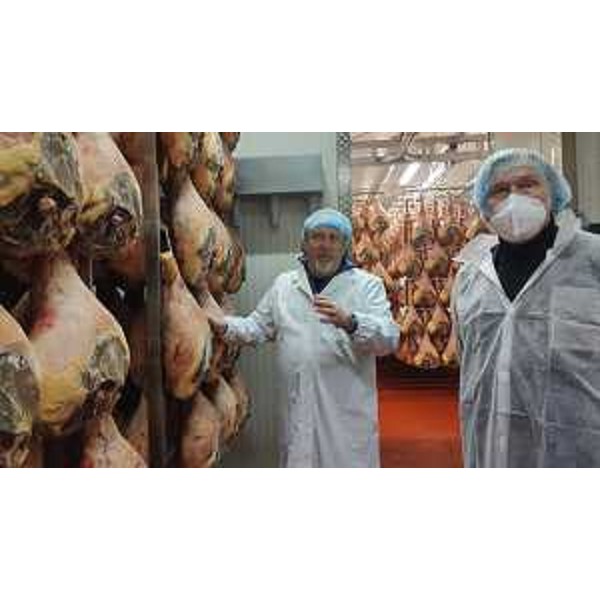 La visita dell'assessore regionale alle Attività produttive Sergio Emidio Bini (a destra nella foto) al prosciuttificio Dok Dall'Ava di San Daniele del Friuli - La visita dell'assessore regionale alle Attività produttive Sergio Emidio Bini (a destra nella foto) al prosciuttificio Dok Dall'Ava di San Daniele del Friuli