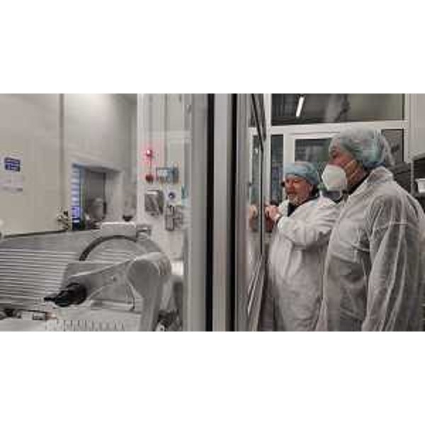 La visita dell'assessore regionale alle Attività produttive Sergio Emidio Bini (a destra nella foto) al prosciuttificio Dok Dall'Ava di San Daniele del Friuli - La visita dell'assessore regionale alle Attività produttive Sergio Emidio Bini (a destra nella foto) al prosciuttificio Dok Dall'Ava di San Daniele del Friuli