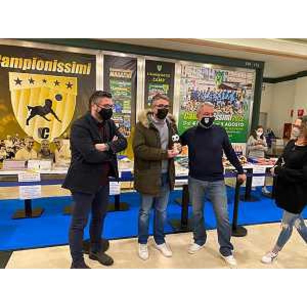 L'asssessore Pierpaolo Roberti (al centro) alla presentazione del Magazine Campionissimi 2022 - L'asssessore Pierpaolo Roberti (al centro) alla presentazione del Magazine Campionissimi 2022