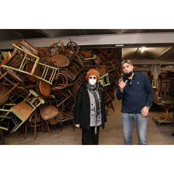 L'assessore regionale alla Cultura, Tiziana Gibelli, visita l'esposizione delle masserizie degli esuli al Magazzino 26 con il direttore dell'Irci, Paolo Delbello - L'assessore regionale alla Cultura, Tiziana Gibelli, visita l'esposizione delle masserizie degli esuli al Magazzino 26 con il direttore dell'Irci, Paolo Delbello