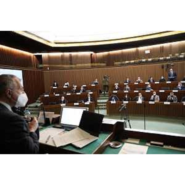 Il presidente Piero Mauro Zanin e l'aula del Consiglio durante l'esame della mozione - Il presidente Piero Mauro Zanin e l'aula del Consiglio durante l'esame della mozione