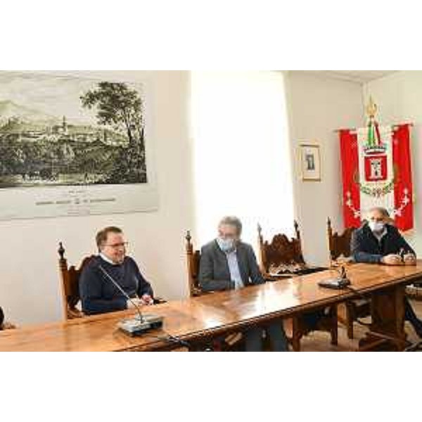 L'incontro in municipio con l'assessore Pizzimenti (al centro). - L'incontro in municipio con l'assessore Pizzimenti (al centro).