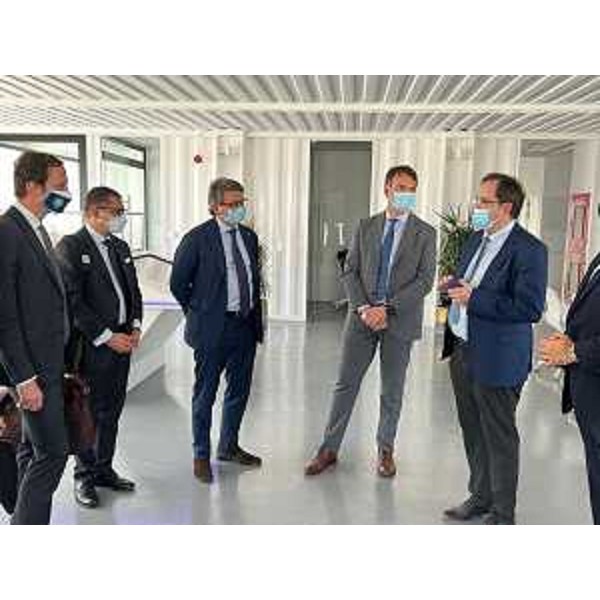 Il governatore della Regione Massimiliano Fedriga insieme al presidente dell'Autorità di sistema portuale del mare Adriatico orientale Zeno d'Agostino durante la visita alla BoxBay di Dubai - Il governatore della Regione Massimiliano Fedriga insieme al presidente dell'Autorità di sistema portuale del mare Adriatico orientale Zeno d'Agostino durante la visita alla BoxBay di Dubai