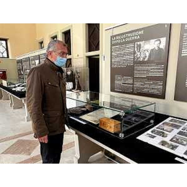 Il presidente del Cr Fvg, Piero Mauro Zanin, visita la mostra ospitata nella sala Tina Modotti di Udine - Il presidente del Cr Fvg, Piero Mauro Zanin, visita la mostra ospitata nella sala Tina Modotti di Udine