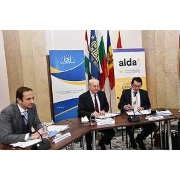 Il governatore del Friuli Venezia Giulia Massimiliano Fedriga alla firma del protocollo di collaborazione tra Central European Initiative (Iniziativa centro europea-Ince) e European Association for Local Democracy (Associazione Europea per la Democrazia Locale), da parte del segretario generale dellInce Roberto Antonione e del presidente dellAlda Oriano Otocan. - Il governatore del Friuli Venezia Giulia Massimiliano Fedriga alla firma del protocollo di collaborazione tra Central European Initiative (Iniziativa centro europea-Ince) e European Association for Local Democracy (Associazione Europea per la Democrazia Locale), da parte del segretario generale dellInce Roberto Antonione e del presidente dellAlda Oriano Otocan.