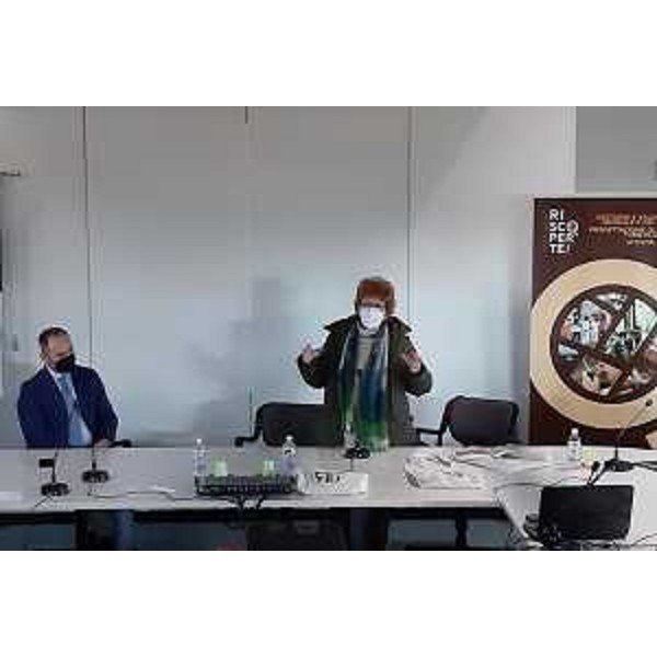 Lassessore regionale alla Cultura, Tiziana Gibelli, alla presentazione di Ri-Scoperte, nella sala consiliare del Comune di Forgaria nel Friuli, alla presenza del sindaco, Marco Chiapolino, e del presidente della Comunità collinare del Friuli, Luigino Bottoni. - Lassessore regionale alla Cultura, Tiziana Gibelli, alla presentazione di Ri-Scoperte, nella sala consiliare del Comune di Forgaria nel Friuli, alla presenza del sindaco, Marco Chiapolino, e del presidente della Comunità collinare del Friuli, Luigino Bottoni.