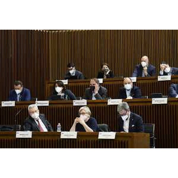 Le Opposizioni durante l'intervento del governatore Fedriga in Aula - Le Opposizioni durante l'intervento del governatore Fedriga in Aula