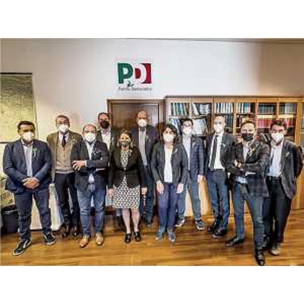 I consiglieri regionali del Gruppo del Pd mentre indossano la mimosa e un nastro con i colori dell'Ucraina - I consiglieri regionali del Gruppo del Pd mentre indossano la mimosa e un nastro con i colori dell'Ucraina