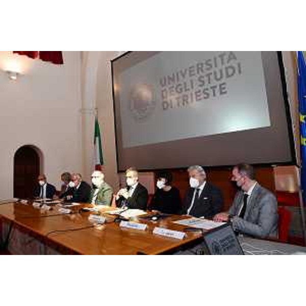 Il vicegovernatore Riccardo Riccardi e l'assessore regionale all'Università Alessia Rosolen (rispettivamente terzo e quinta da sinistra nella foto) alla presentazione dei nuovi corsi di laurea al Polo goriziano dell'Università di Trieste - Il vicegovernatore Riccardo Riccardi e l'assessore regionale all'Università Alessia Rosolen (rispettivamente terzo e quinta da sinistra nella foto) alla presentazione dei nuovi corsi di laurea al Polo goriziano dell'Università di Trieste