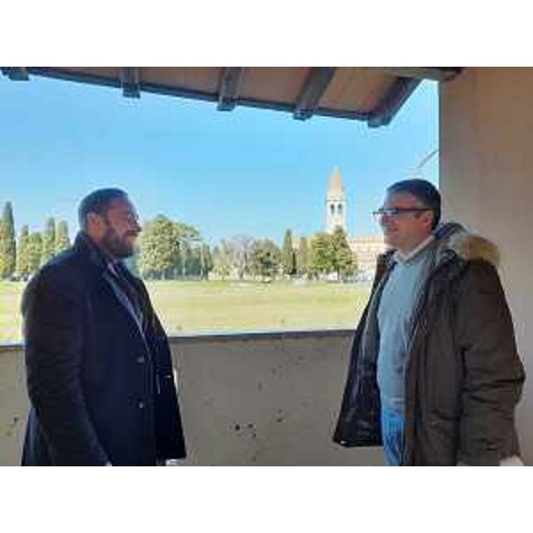 L'assessore regionale alle Autonomie Locali Pieroaolo Roberti insieme al sindaco di Aquileia Emanuele Zorino nell'immobile restituito alla collettività locale - L'assessore regionale alle Autonomie Locali Pieroaolo Roberti insieme al sindaco di Aquileia Emanuele Zorino nell'immobile restituito alla collettività locale