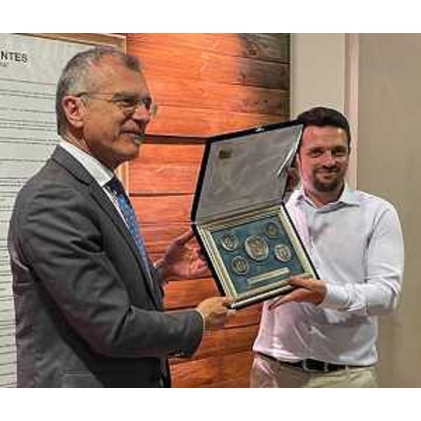 Il presidente del Consiglio regionale, Piero Mauro Zanin, durante la consegna della targa ad Avellaneda - Il presidente del Consiglio regionale, Piero Mauro Zanin, durante la consegna della targa ad Avellaneda