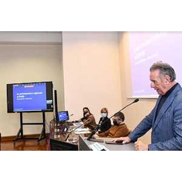 Un momento della conferenza stampa. In piedi l'assessore Fabio Scoccimarro. Seduti al tavolo dei relatori gli assessori Pierpaolo Roberti e Barbara Zilli - Un momento della conferenza stampa. In piedi l'assessore Fabio Scoccimarro. Seduti al tavolo dei relatori gli assessori Pierpaolo Roberti e Barbara Zilli 