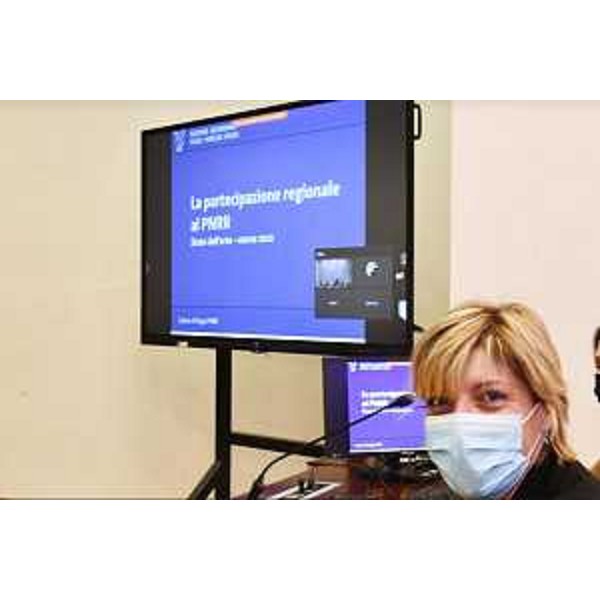 In primo piano l'assessore alle Finanze Barbara Zilli - In primo piano l'assessore alle Finanze Barbara Zilli