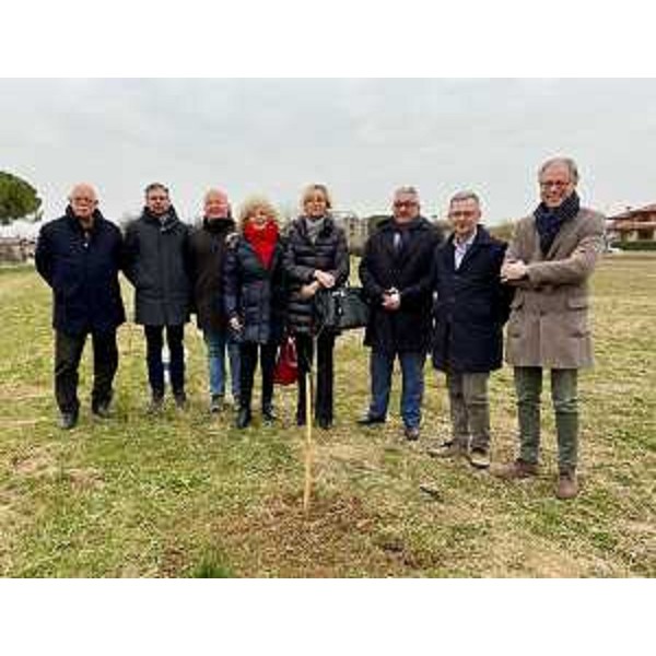 Le autorità presenti alla cerimonia di piantumazione degli alberi donati dalla Regione al Comune - Le autorità presenti alla cerimonia di piantumazione degli alberi donati dalla Regione al Comune