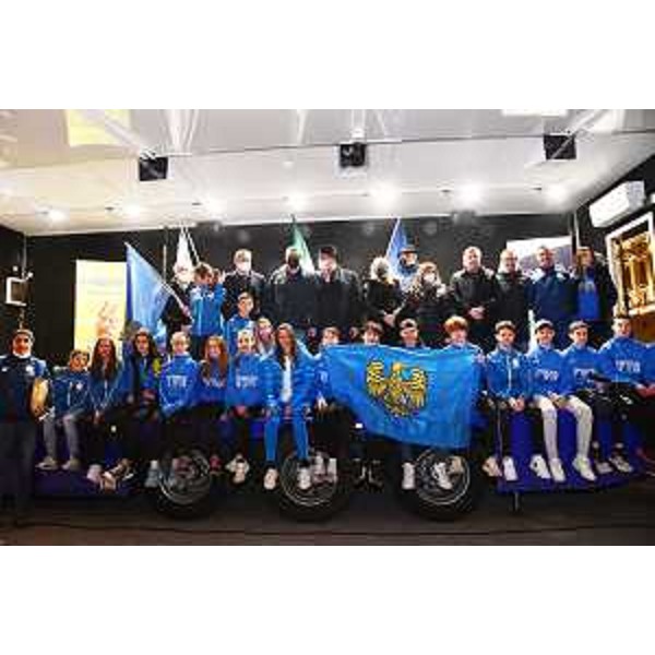 L'assessore regionale Pierpaolo Roberti, con a fianco il sindaco di Trieste Roberto Dipiazza, assieme agli atleti della delegazione Fvg - L'assessore regionale Pierpaolo Roberti, con a fianco il sindaco di Trieste Roberto Dipiazza, assieme agli atleti della delegazione Fvg