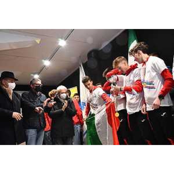 L'assessore Roberti assieme al sindaco Dipiazza e al prefetto Vardè durante le premiazioni - L'assessore Roberti assieme al sindaco Dipiazza e al prefetto Vardè durante le premiazioni 