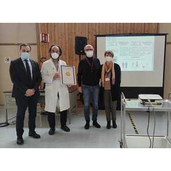 Una fase della consegna dell'ambito riconoscimento al Gervasutta di Udine, alla presenza del vicegovernatore con delega alla Salute Riccardo Riccardi - Una fase della consegna dell'ambito riconoscimento al Gervasutta di Udine, alla presenza del vicegovernatore con delega alla Salute Riccardo Riccardi