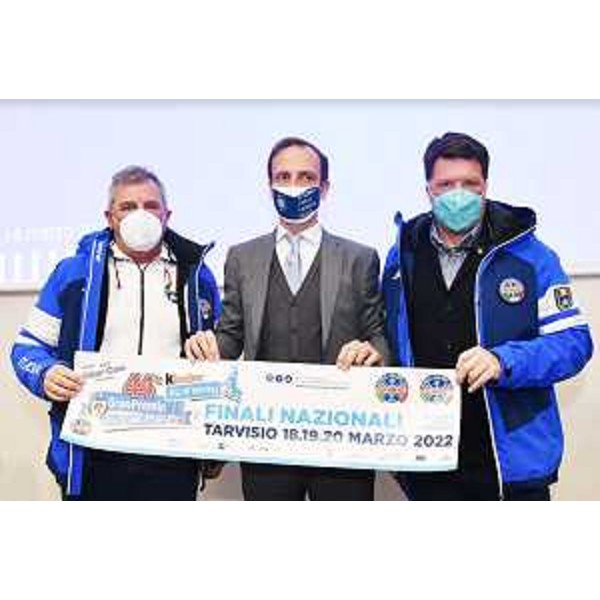 Il governatore del Friuli Venezia Giulia, Massimiliano Fedriga, alla presentazione del GranPremio Giovanissimi Kinder Joy of Moving - Trofeo Silver®Care. Nella foto, alla sua destra, Daniele Sabidussi, direttore Scuola Italiana Sci e Snowboard Tarvisio; alla sinistra del governatore il presidente di Ams Fvg Alessandro Pandolfo - Il governatore del Friuli Venezia Giulia, Massimiliano Fedriga, alla presentazione del GranPremio Giovanissimi Kinder Joy of Moving - Trofeo Silver®Care. Nella foto, alla sua destra, Daniele Sabidussi, direttore Scuola Italiana Sci e Snowboard Tarvisio; alla sinistra del governatore il presidente di Ams Fvg Alessandro Pandolfo