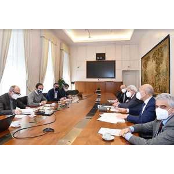 Un momento dell'incontro fra il governatore Massimiliano Fedriga, il vicegovernatore Riccardo Riccardi e lassessore Pierpaolo Roberti con i prefetti del Friuli Venezia Giulia - Un momento dell'incontro fra il governatore Massimiliano Fedriga, il vicegovernatore Riccardo Riccardi e lassessore Pierpaolo Roberti con i prefetti del Friuli Venezia Giulia