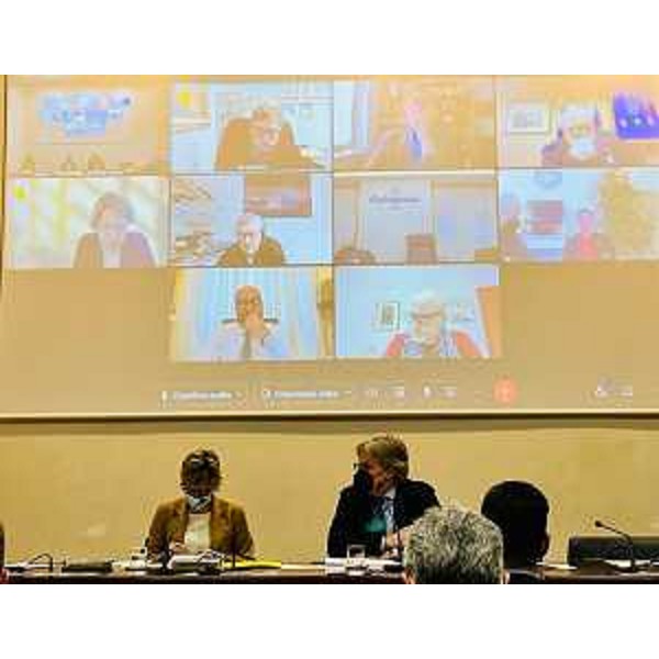 L'assessore regionale alle Finanze Barbara Zilli e l'assessore alle Attività produttive Sergio Emidio Bini durante la riunione con i rappresentanti delle categorie economiche del Friuli Venezia Giulia - L'assessore regionale alle Finanze Barbara Zilli e l'assessore alle Attività produttive Sergio Emidio Bini durante la riunione con i rappresentanti delle categorie economiche del Friuli Venezia Giulia