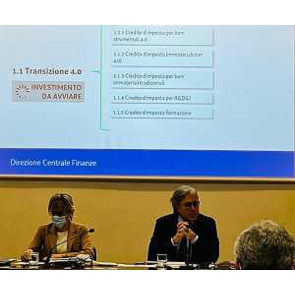 L'assessore regionale alle Finanze Barbara Zilli e l'assessore alle Attività produttive Sergio Emidio Bini durante la riunione con i rappresentanti delle categorie economiche del Friuli Venezia Giulia - L'assessore regionale alle Finanze Barbara Zilli e l'assessore alle Attività produttive Sergio Emidio Bini durante la riunione con i rappresentanti delle categorie economiche del Friuli Venezia Giulia