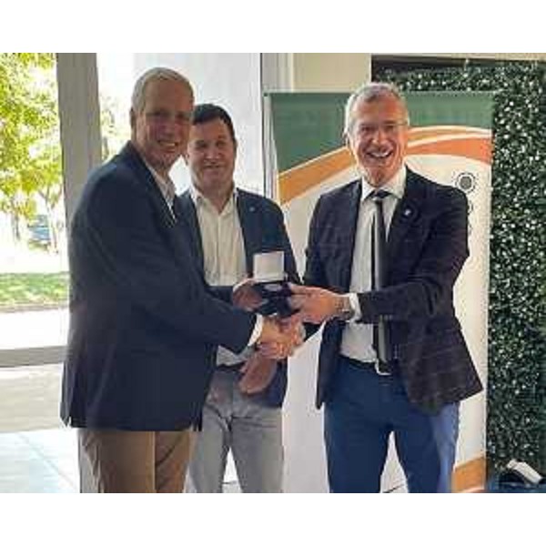 Piero Mauro Zanin (a destra) con Franco Iacop durante una premiazione - Piero Mauro Zanin (a destra) con Franco Iacop durante una premiazione