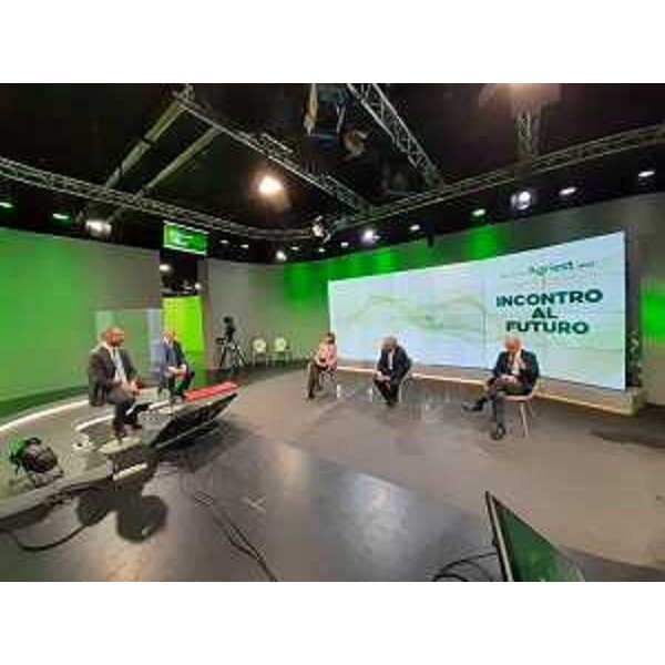 L'Agriest Workshop organizzato negli studi di Telefriuli con l'assessore regionale alle Risorse agroalimentari Stefano Zannier (secondo da sinistra nella foto) - L'Agriest Workshop organizzato negli studi di Telefriuli con l'assessore regionale alle Risorse agroalimentari Stefano Zannier (secondo da sinistra nella foto)