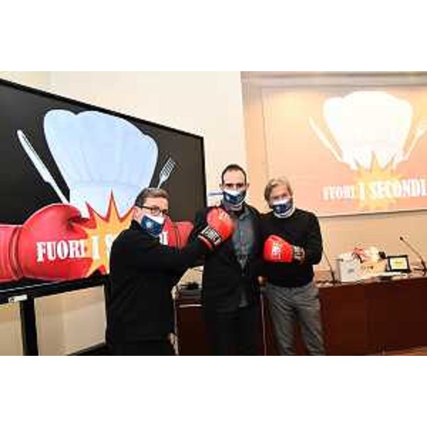 L'assessore regionale alle Attività produttive Sergio Emidio Bini (primo a destra) con i guantoni dello show televisivo culinario di Sky "Fuori i secondi". Al centro lo chef Kevin Gaddi, a sinistra il conduttore Andrea Fragasso - L'assessore regionale alle Attività produttive Sergio Emidio Bini (primo a destra) con i guantoni dello show televisivo culinario di Sky "Fuori i secondi". Al centro lo chef Kevin Gaddi, a sinistra il conduttore Andrea Fragasso