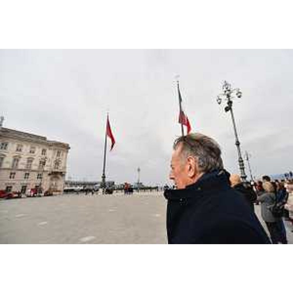 L'assessore regionale alla Difesa dell'ambiente Fabio Scoccimarro all'Alzabandiera in piazza dell'Unità d'Italia a Trieste - L'assessore regionale alla Difesa dell'ambiente Fabio Scoccimarro all'Alzabandiera in piazza dell'Unità d'Italia a Trieste