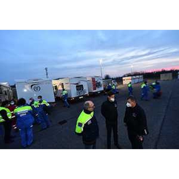 Il vicegovernatore della Regione con delega alla Protezione civile Riccardo Riccardi alla centrale operativa di Palmanova al momento della partenza volontari che compongono la colonna partita dei volontari per Michalovce, in Slovacchia, nei pressi del confine ucraino. - Il vicegovernatore della Regione con delega alla Protezione civile Riccardo Riccardi alla centrale operativa di Palmanova al momento della partenza volontari che compongono la colonna partita dei volontari per Michalovce, in Slovacchia, nei pressi del confine ucraino.