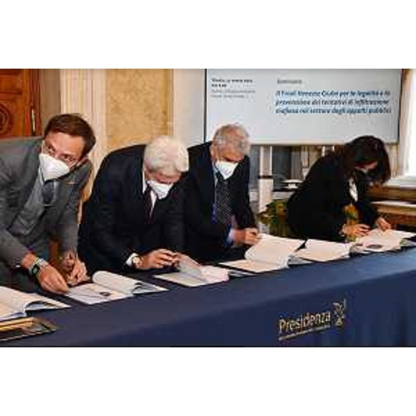 Il momento della firma dell'intesa Regione-prefetture per la prevenzione e la repressione dei tentativi di infiltrazione mafiosa nel settore degli appalti e delle concessioni di lavori, servizi e forniture di carattere pubblico - Il momento della firma dell'intesa Regione-prefetture per la prevenzione e la repressione dei tentativi di infiltrazione mafiosa nel settore degli appalti e delle concessioni di lavori, servizi e forniture di carattere pubblico