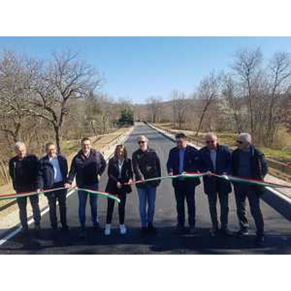 Taglio del nastro della strada che porta alla frazione di Ceroglie, dove si era verificato il crollo di una parte del muro di sostegno della carreggiata - Taglio del nastro della strada che porta alla frazione di Ceroglie, dove si era verificato il crollo di una parte del muro di sostegno della carreggiata