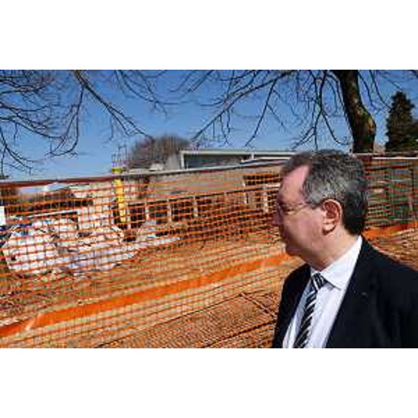 L'assessore regionale alle Infrastrutture Graziano Pizzimenti osserva il cantiere dei lavori nel plesso scolastico di Terzo d'Aquileia - L'assessore regionale alle Infrastrutture Graziano Pizzimenti osserva il cantiere dei lavori nel plesso scolastico di Terzo d'Aquileia